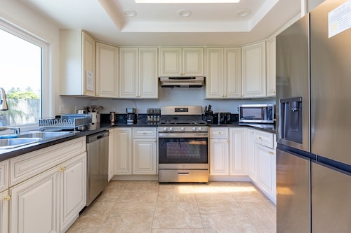 Modern Beach Retreat- King Beds