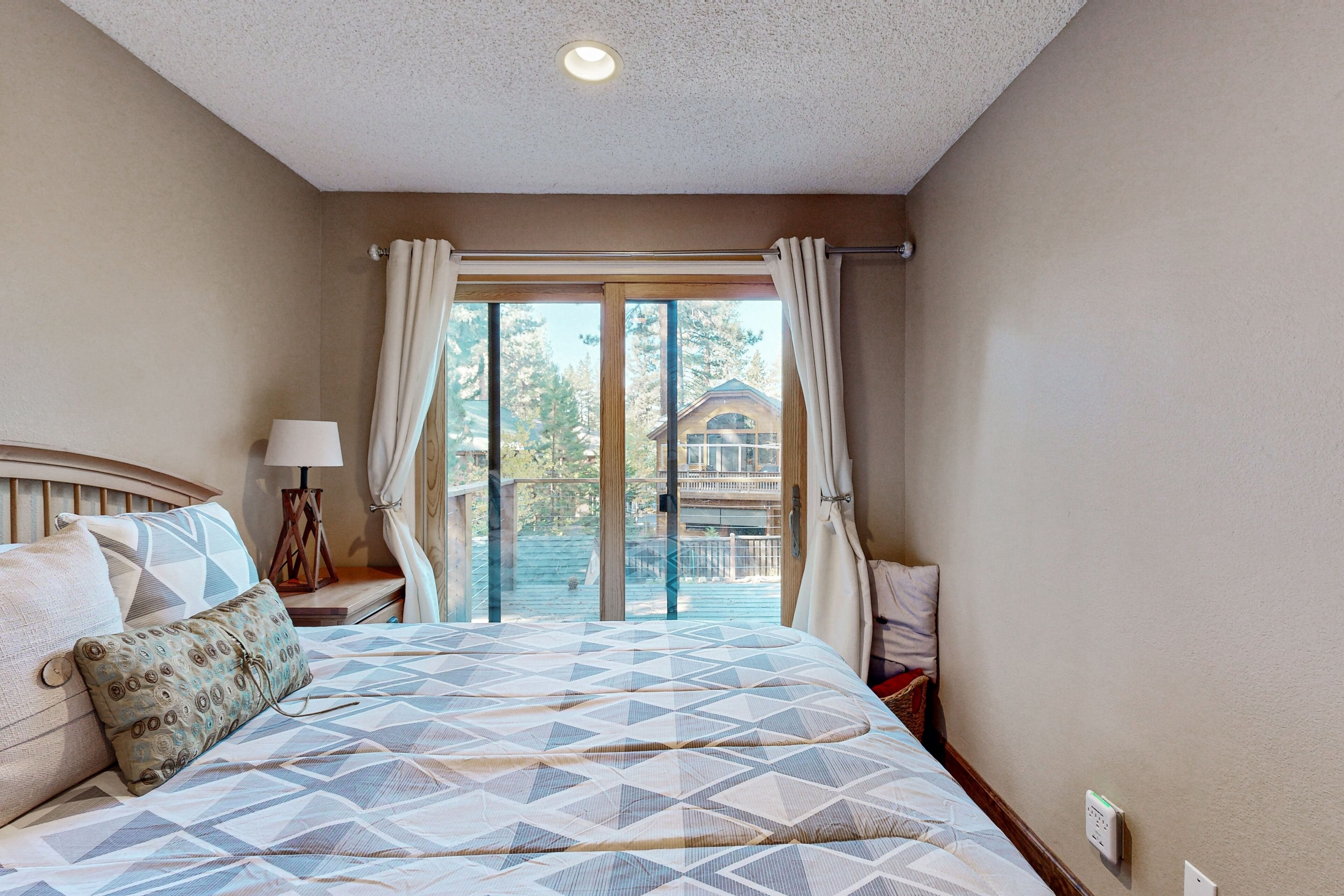 2 bedrooms, internet, bed sheets