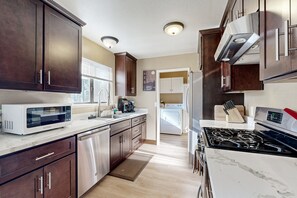 Fridge, microwave, oven, stovetop - Dog-Friendly Duplex with fireplace, balcony and free internet (Incline Village)