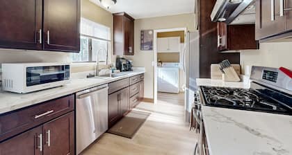 Dog-Friendly Duplex with fireplace, balcony and free internet