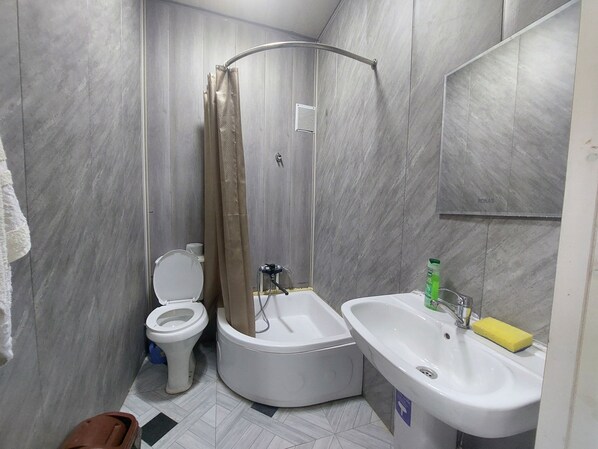 Separate bathtub and shower, free toiletries, hair dryer, slippers - Sokin (Bukhara)