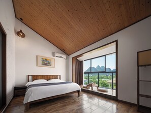 Quarto casal conforto, 1 cama King, vista para a colina | Wi-Fi de cortesia, roupa de cama