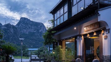 Family Townhome | Free WiFi, bed sheets