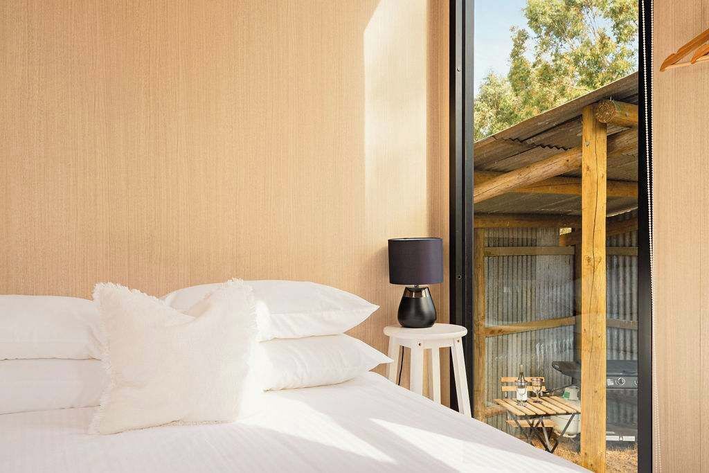 1 bedroom, bed sheets