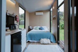 1 bedroom, bed sheets