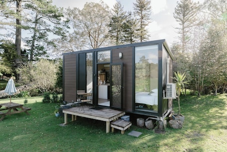Exterior. Golden Valley Retreat by Tiny Away