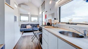 Kylskåp, mikrovågsugn, spishäll och kaffe- och tebryggare