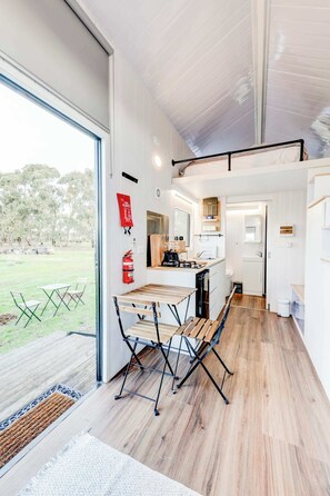 Jääkaappi, mikroaaltouuni, liesi, kahvin-/teenkeitin