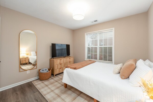 3 bedrooms, WiFi, bed sheets - Max comfort w/designer style: 3 Bedroom w/ tub, fiber wifi, garage, fenced yrd (Jackson)
