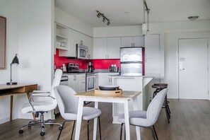 Kjøleskap, mikrobølgeovn, ovn og oppvaskmaskin