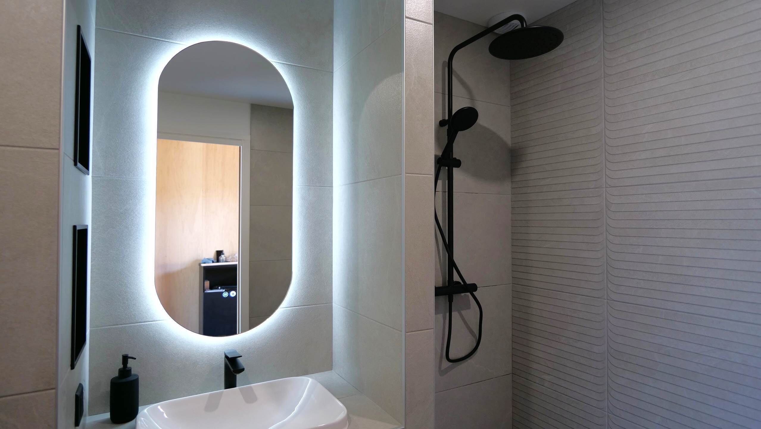 Sèche-cheveux, serviettes fournies