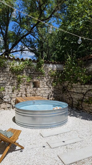 Outdoor spa tub - Le II - Loft in the country (MONTCUQ-EN-QUERCY-BLANC)