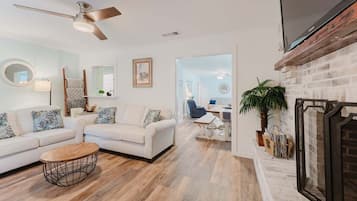 Televisión y chimenea