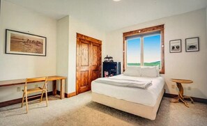 4 bedrooms, iron/ironing board, travel cot, WiFi - Expansive views, wildlife, and privacy. (Gallatin Gateway)
