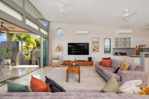 TV - Bayview Paradise with Private Pool-Marina Deck (Bayview)