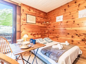 2 bedrooms, travel cot, WiFi, bed sheets