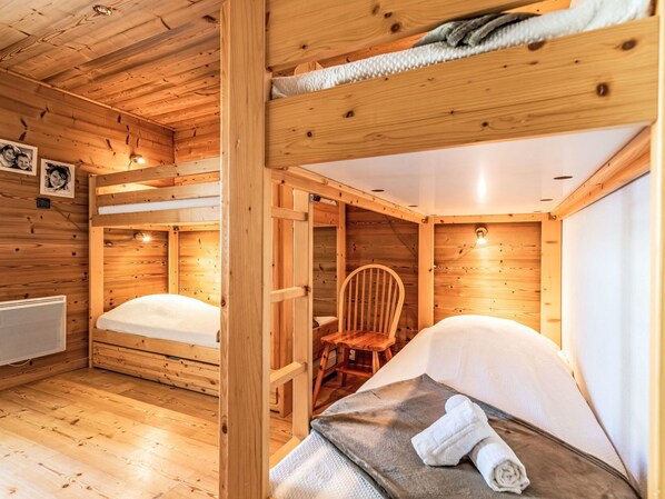 2 bedrooms, travel cot, WiFi, bed sheets