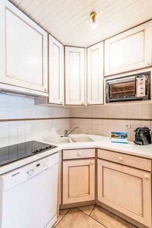 Microwave, oven, dishwasher, toaster - Lovely apartment for 6 guests with WIFI, TV and balcony (Les Boisses)