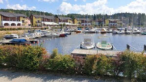 Ein Yachthafen mit mehreren angestaubten Booten, umgeben von Gebäuden mit unterschiedlicher Architektur.