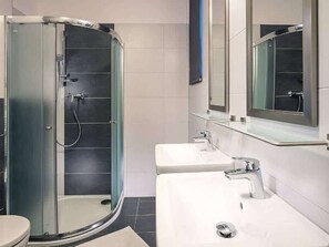 Bathroom - Beautiful apartment in villa for 6 people with WIFI, TV, terrace and pets allowed (Kobylnice)