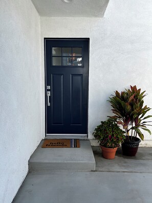 Exterior detail - Charming brand new 2-bedroom house in welcoming Long Beach with AC, WiFi (Long Beach)