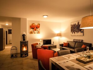 TV, fireplace