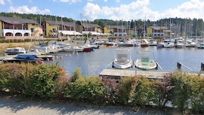 Ein Yachthafen mit mehreren angestaubten Booten, umgeben von Gebäuden mit unterschiedlicher Architektur.
