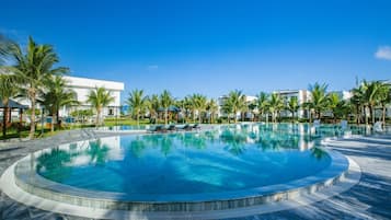 2 outdoor pools