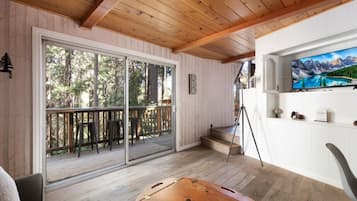 Smart TV, chimenea, futbolito y tenis de mesa