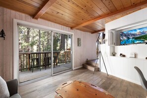 Una Smart TV, una chimenea, un futbolín, una mesa de tenis de mesa