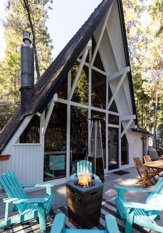 Outdoor dining. Lake’s Edge Lodge | FIFA Ready!