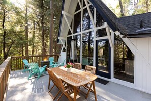 Outdoor dining - Lake’s Edge Lodge | Stroll to the Lake (Lake Arrowhead)