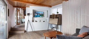 Lake’s Edge Lodge | Stroll to the Lake