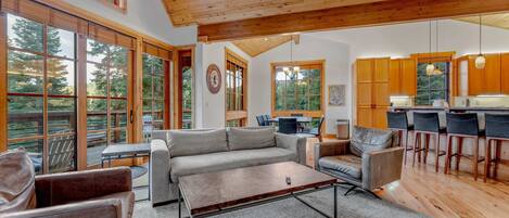 Televisión, chimenea y oficina