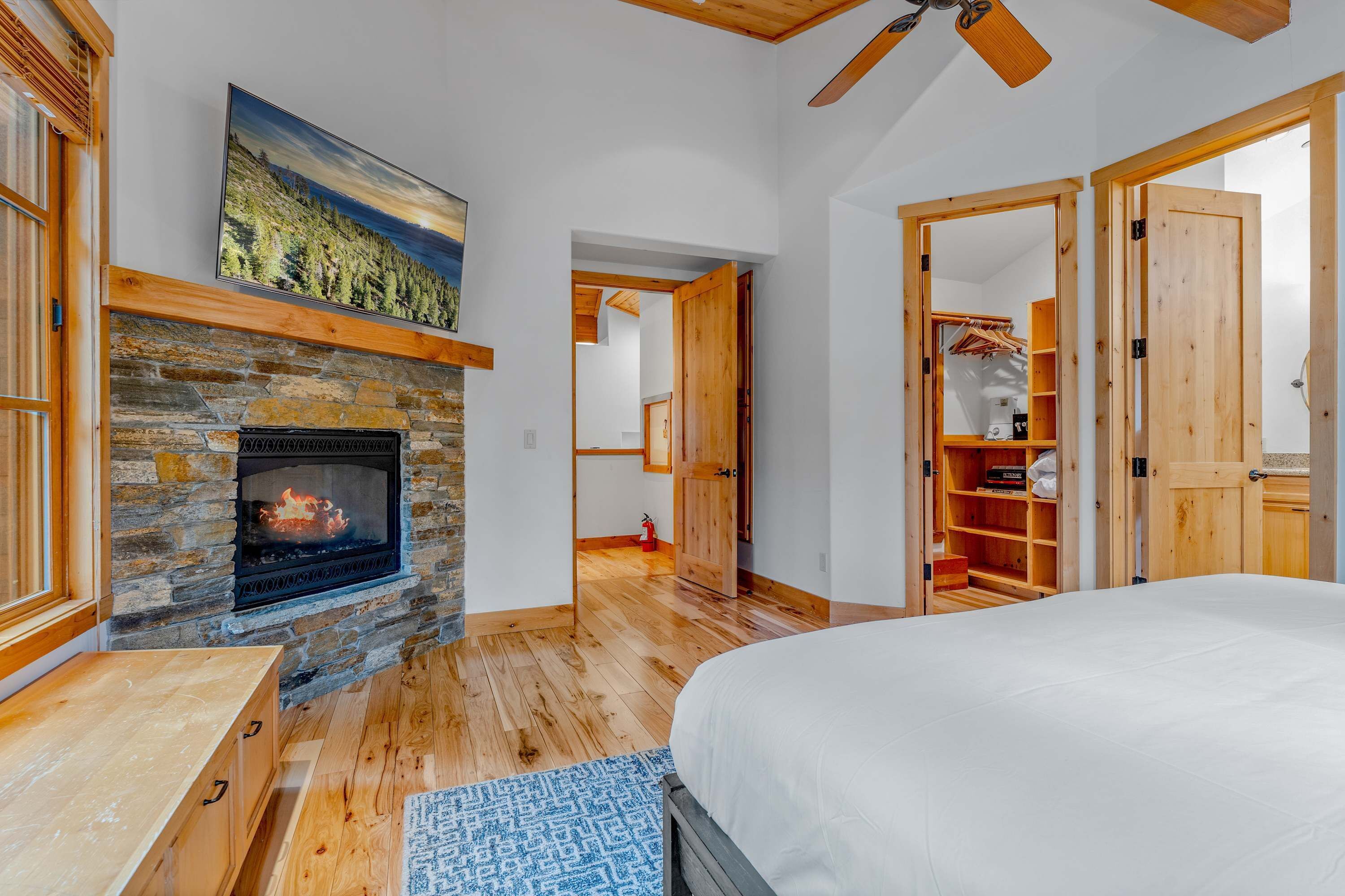 3 bedrooms, desk, WiFi, bed sheets