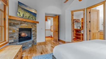 3 bedrooms, desk, WiFi, bed sheets