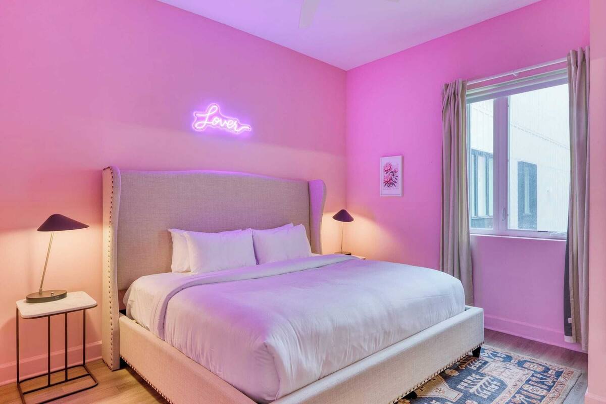Suite (Swiftie) | Laptop workspace, blackout curtains, soundproofing, iron/ironing board