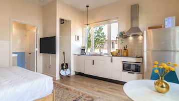 Departamento Royal, varias habitaciones, cocina | Cocina privada | Refrigerador con congelador, microondas, horno y cafetera y tetera
