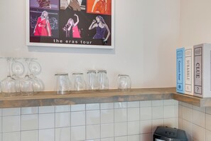 The Love Story Studio | Dapur peribadi | Peti sejuk/penyejuk beku saiz penuh, ketuhar gelombang mikro, ketuhar 