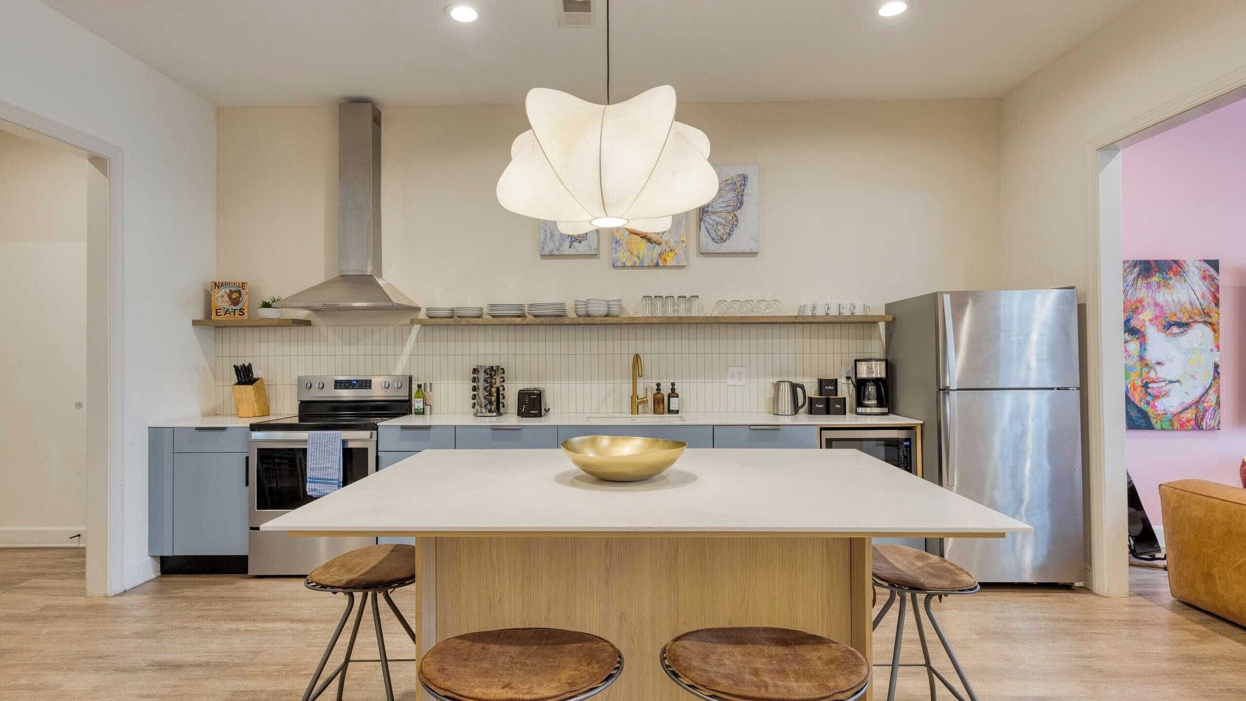 Suite (Swiftie) | Cuisine privée | Grand réfrigérateur, micro-ondes, four, cafetière/bouilloire