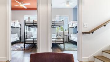 Apartamento, 4 quartos | 2 quartos, individualmente decorados, individualmente mobiliados