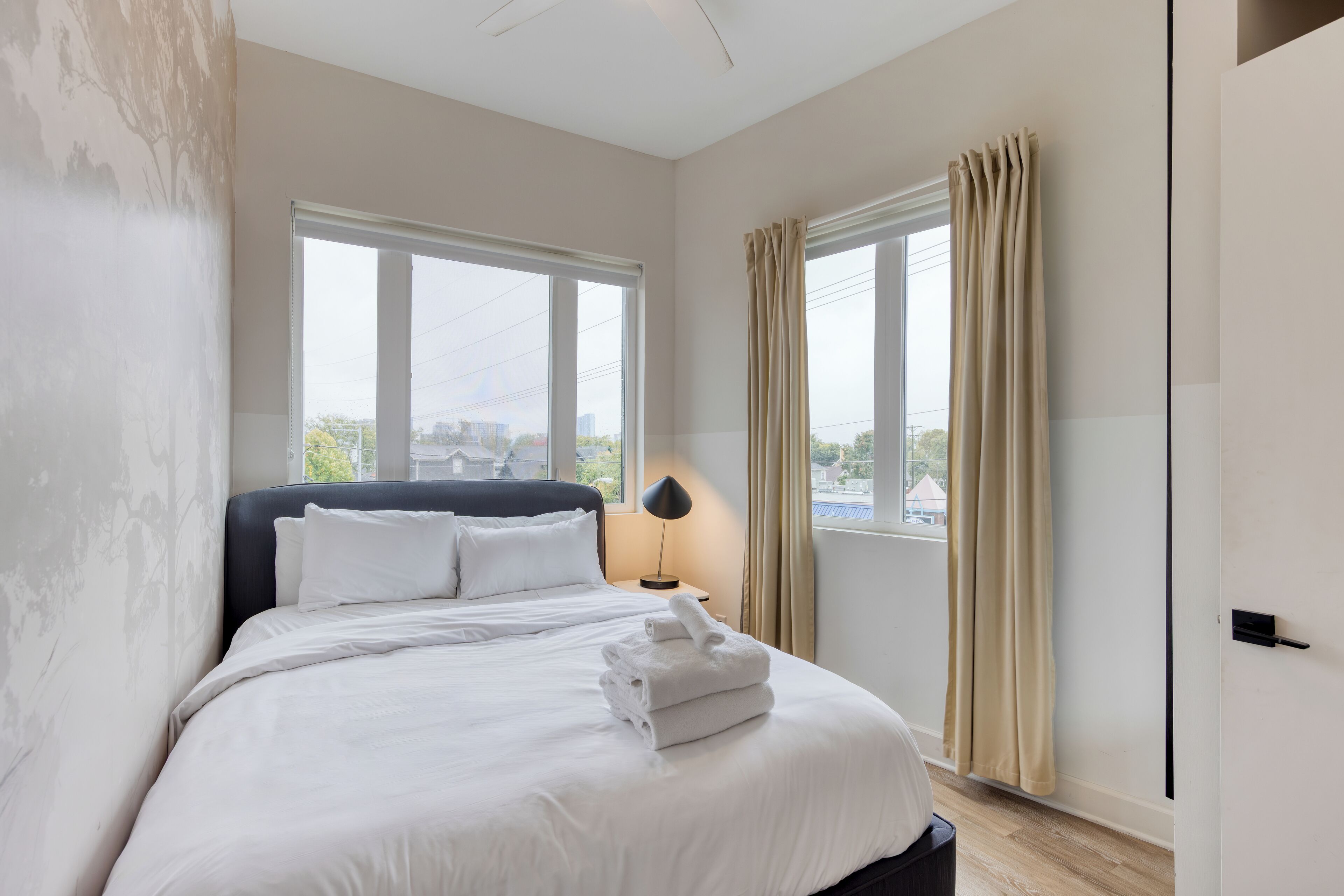 The Fearless Flat | Individuelt dekorert, individuelt innredet og skrivebord for bærbar PC