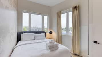 The Fearless Flat | Individuelt dekorert, individuelt innredet og skrivebord for bærbar PC