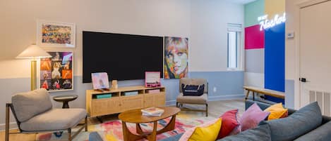 The Fearless Flat | 起居区 | 智能电视、Netflix、Hulu、流媒体服务