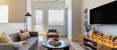 Phòng Suite, 4 phòng ngủ | Khu phòng khách | Smart TV, Netflix, Hulu, dịch vụ stream