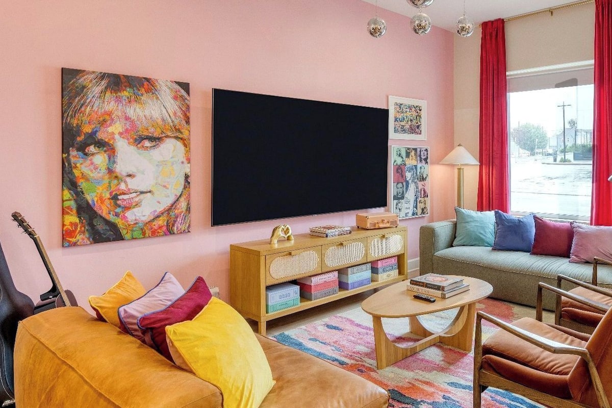 Suite (Swiftie) | Front of property