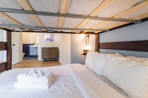 4 Bedroom Suite - Taylor's Version | 2 bedrooms, individually decorated, individually furnished