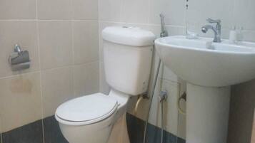 Shower, rainfall showerhead, free toiletries, towels