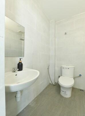 Shower, rainfall showerhead, free toiletries, towels - Capital O 91016 HOTEL POLLODIUM TRX (Kuala Lumpur)