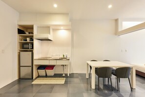 Comfort Quadruple Room | Private kitchen | Full-sized fridge, microwave, stovetop, electric kettle - UCHI CHITOSE AJiTO (Chitose)